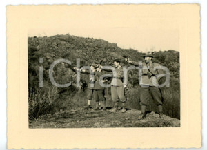 Fotografia d epoca originale 1940 ca NORD ITALIA Alpini prendono la mira con la pistola Fotografia 11x8 cm 1
