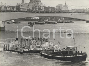 Fotografia d epoca originale 1953 LONDON Oil passing under Waterloo Bridge in Royal River Pageant Photo 1