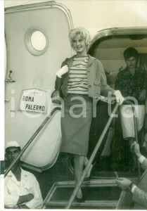 Fotografia d epoca originale 1959 PALERMO MISS EUROPA Arrivo in aeroporto di Miss BELGIO Diane HIDALGO Foto 1