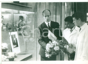 Fotografia d epoca originale 1963 MILANO I vetrinisti rendono omaggio a John F. KENNEDY dopo la sua morte 1