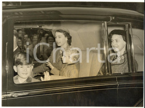 Fotografia d epoca originale 1953 LONDON Prince Charles with ELIZABETH II greets the crowd from the Royal Car 1