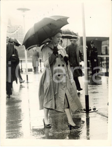 Fotografia d epoca originale 1953 LONDON Royal River Pageant  Queen ELIZABETH II dodging the rain  Photo 1