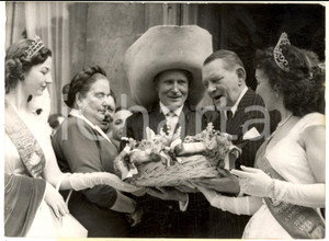 Fotografia d epoca originale 1954 PARIS 1er Mai  La Reine des Halles offre muguets au prÃ©sident RenÃ© COTY 1