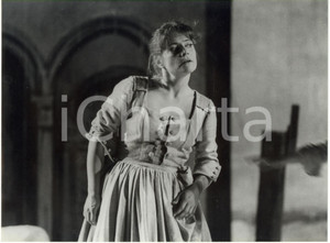 Fotografia d epoca originale 1988 Teatro Stabile del Veneto  Michela MARTINI in Le baruffe chiozzotte 1