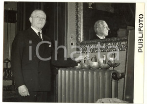 1957 ROMA Il campione di fioretto Agesilao GRECO posa nella sua dimora - FOTO