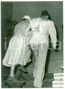 1958 ROMA Katharine HEPBURN entra in un albergo per sfuggire ai paparazzi *Foto