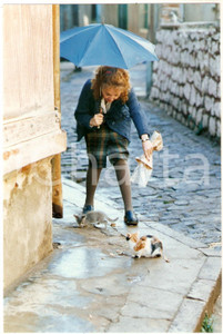 1990 LA LUNA EN EL ESPEJO Gloria MUNCHMEYER feeds two kittens *Foto 12x18 cm