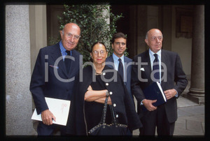 35mm vintage slide* 2004 MILANO INCONTRA LA MODA Beppe MODENESE Mario BOSELLI 1 Nella diapositiva compare inoltre Carla Vanni. Diapositiva d'epoca, in formato 35 mm. CONDIZIONI: GOODE' severamente vietata la riproduzione. Tutti i diritti sono riservati. ICharta mette in vendita, sul negozio eBay e in esclusiva sul sito "icharta" il proprio archivio composto da numerose diapositive e negativi fotografici d'epoca, tutti originali e autentici, che attraversano la storia del costume italiano tra gli la fine degli anni Sessanta e Novanta.Si tratta di uno sguardo inedito sull'attualit&agrave;, la politica, la vita quotidiana, il gossip e la cultura, che fotografa il cambiamento della nazione in quest'ultimo scorcio del XX secolo. Un'occasione unica per il mercato del collezionismo, che vede finalmente disponibile un archivio eccezionale per vastit&agrave;, tematiche e condizioni, in un settore (il negativo fotografico e la diapositiva) di assoluta novit&agrave; e dalle interessanti prospettive di investimento.  originale e autentica 1