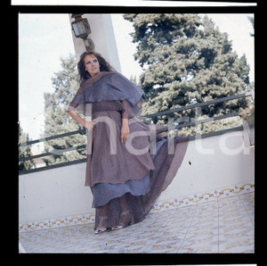 1975ca ANTONELLA LUALDI ritratto in esterno *DIAPOSITIVA ORIGINALE 2   Positivo fotografico originale d'epoca a colori su pellicola  E' SEVERAMENTE VIETATA LA RIPRODUZIONE.TUTTI I DIRITTI SONO RISERVATI.ICharta mette in vendita, sul negozio eBay e in esclusiva sul sito "icharta" il proprio archivio composto da numerose diapositive e negativi fotografici d'epoca, tutti originali e autentici, che attraversano la storia del costume italiano tra gli la fine degli anni Sessanta e Novanta.Si tratta di uno sguardo inedito sull'attualità, la politica, la vita quotidiana, il gossip e la cultura, che fotografa il cambiamento della nazione in quest'ultimo scorcio del XX secolo. Un'occasione unica per il mercato del collezionismo, che vede finalmente disponibile un archivio eccezionale per vastità, tematiche e condizioni, in un settore (il negativo fotografico e la diapositiva) di assoluta novità e dalle interessanti prospettive di investimento. CONDIZIONI:FAIR/discretoFORMATO: cm 6 x 6 originale e autentica 1