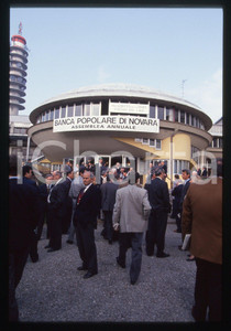 35mm vintage slide* 1993 NOVARA Arrivo degli azionisti all'assemblea BPN (1)