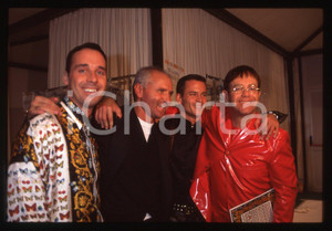 Fotografia d epoca originale 35mm vintage slide 1995 ca MODA Gianni VERSACE Elton JOHN backstage sfilata 1