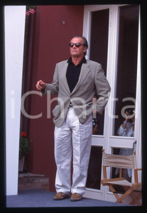 35mm vintage slide* 1995 VENEZIA Jack NICHOLSON - MOSTRA DEL CINEMA portrait (2) La diapositiva ritrae l'attore Jack Nicholson al Festival del Cinema di Venezia del 1995Diapositiva d'epoca, in formato 35 mm. CONDIZIONI: GOODTutti i diritti riservati.E' severamente vietata la riproduzione. ICharta mette in vendita, sul negozio eBay e in esclusiva sul sito "icharta" il proprio archivio composto da numerose diapositive e negativi fotografici d'epoca, tutti originali e autentici, che attraversano la storia del costume italiano tra gli la fine degli anni Sessanta e Novanta.Si tratta di uno sguardo inedito sull'attualit&agrave;, la politica, la vita quotidiana, il gossip e la cultura, che fotografa il cambiamento della nazione in quest'ultimo scorcio del XX secolo. Un'occasione unica per il mercato del collezionismo, che vede finalmente disponibile un archivio eccezionale per vastit&agrave;, tematiche e condizioni, in un settore (il negativo fotografico e la diapositiva) di assoluta novit&agrave; e dalle interessanti prospettive di investimento.  originale e autentica 1