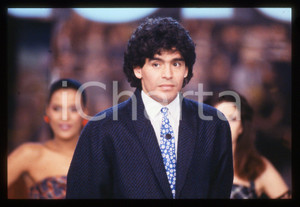 35mm vintage slide* 1987 BINGO TELEMIKE Diego Armando MARADONA Ritratto (1) La diapositiva ritrae Diego Armando Maradona al programma Telemike del 1987Diapositiva d'epoca, in formato 35 mm.CONDIZIONI: GOODTutti i diritti riservati.E' severamente vietata la riproduzione. ICharta mette in vendita, sul negozio eBay e in esclusiva sul sito "icharta" il proprio archivio composto da numerose diapositive e negativi fotografici d'epoca, tutti originali e autentici, che attraversano la storia del costume italiano tra gli la fine degli anni Sessanta e Novanta.Si tratta di uno sguardo inedito sull'attualit&agrave;, la politica, la vita quotidiana, il gossip e la cultura, che fotografa il cambiamento della nazione in quest'ultimo scorcio del XX secolo. Un'occasione unica per il mercato del collezionismo, che vede finalmente disponibile un archivio eccezionale per vastit&agrave;, tematiche e condizioni, in un settore (il negativo fotografico e la diapositiva) di assoluta novit&agrave; e dalle interessanti prospettive di investimento.  originale e autentica 1