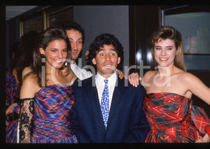 35mm vintage slide* 1987 BINGO TELEMIKE Diego MARADONA con Bingo Girls 8 La diapositiva ritrae Diego Armando Maradona con le Bingo Girls al programma Telemike del 1987Diapositiva d'epoca, in formato 35 mm.CONDIZIONI: GOODTutti i diritti riservati.E' severamente vietata la riproduzione. ICharta mette in vendita, sul negozio eBay e in esclusiva sul sito "icharta" il proprio archivio composto da numerose diapositive e negativi fotografici d'epoca, tutti originali e autentici, che attraversano la storia del costume italiano tra gli la fine degli anni Sessanta e Novanta.Si tratta di uno sguardo inedito sull'attualit&agrave;, la politica, la vita quotidiana, il gossip e la cultura, che fotografa il cambiamento della nazione in quest'ultimo scorcio del XX secolo. Un'occasione unica per il mercato del collezionismo, che vede finalmente disponibile un archivio eccezionale per vastit&agrave;, tematiche e condizioni, in un settore (il negativo fotografico e la diapositiva) di assoluta novit&agrave; e dalle interessanti prospettive di investimento.  originale e autentica 1