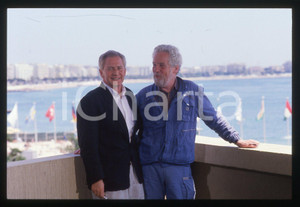 35mm vintage slide* 1988 CANNES Erland JOSEPHSON IstvÃ¡n SZABO Ritratto (1)  Diapositiva d'epoca, in formato 35 mm.CONDIZIONI: GOOD  (lievi segni superficiali nella parte superiore) Tutti i diritti riservati.E' severamente vietata la riproduzione. ICharta mette in vendita, sul negozio eBay e in esclusiva sul sito "icharta" il proprio archivio composto da numerose diapositive e negativi fotografici d'epoca, tutti originali e autentici, che attraversano la storia del costume italiano tra gli la fine degli anni Sessanta e Novanta.Si tratta di uno sguardo inedito sull'attualit&agrave;, la politica, la vita quotidiana, il gossip e la cultura, che fotografa il cambiamento della nazione in quest'ultimo scorcio del XX secolo. Un'occasione unica per il mercato del collezionismo, che vede finalmente disponibile un archivio eccezionale per vastit&agrave;, tematiche e condizioni, in un settore (il negativo fotografico e la diapositiva) di assoluta novit&agrave; e dalle interessanti prospettive di investimento.  originale e autentica 1