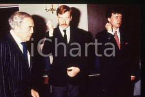 35mm vintage slide* 1990ca LONDRA Ivor SPENCER Scuola per Maggiordomi Lezione 15  Diapositiva d'epoca, in formato 35 mm.La diapositiva ritrae alcune lezioni degli studenti della scuola per maggiordomi "Ivor Spencer School of Butlers", avente sede a Dulwich, Londra. CONDIZIONI: GOODTutti i diritti riservati.E' severamente vietata la riproduzione. ICharta mette in vendita, sul negozio eBay e in esclusiva sul sito "icharta" il proprio archivio composto da numerose diapositive e negativi fotografici d'epoca, tutti originali e autentici, che attraversano la storia del costume italiano tra gli la fine degli anni Sessanta e Novanta.Si tratta di uno sguardo inedito sull'attualit&agrave;, la politica, la vita quotidiana, il gossip e la cultura, che fotografa il cambiamento della nazione in quest'ultimo scorcio del XX secolo. Un'occasione unica per il mercato del collezionismo, che vede finalmente disponibile un archivio eccezionale per vastit&agrave;, tematiche e condizioni, in un settore (il negativo fotografico e la diapositiva) di assoluta novit&agrave; e dalle interessanti prospettive di investimento.  originale e autentica 1