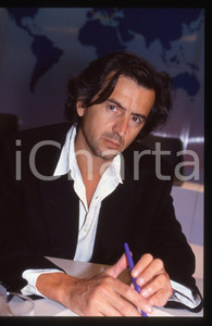 35mm vintage slide* 1995 ca COSTUME Bernard-Henri LEVY Ritratto del filosofo (1)  Diapositiva d'epoca, in formato 35 mm. CONDIZIONI: GOOD   Tutti i diritti riservati.E' severamente vietata la riproduzione. ICharta mette in vendita, sul negozio eBay e in esclusiva sul sito "icharta" il proprio archivio composto da numerose diapositive e negativi fotografici d'epoca, tutti originali e autentici, che attraversano la storia del costume italiano tra gli la fine degli anni Sessanta e Novanta.Si tratta di uno sguardo inedito sull'attualit&agrave;, la politica, la vita quotidiana, il gossip e la cultura, che fotografa il cambiamento della nazione in quest'ultimo scorcio del XX secolo. Un'occasione unica per il mercato del collezionismo, che vede finalmente disponibile un archivio eccezionale per vastit&agrave;, tematiche e condizioni, in un settore (il negativo fotografico e la diapositiva) di assoluta novit&agrave; e dalle interessanti prospettive di investimento.  originale e autentica 1