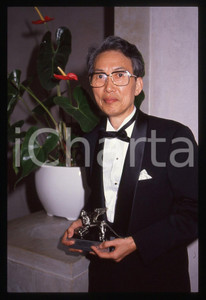 35mm vintage slide* 1989 MOSTRA DI VENEZIA Kei KUMAI con il Leone d'Argento (3)  Diapositiva d'epoca, in formato 35 mm. CONDIZIONI: GOOD   Tutti i diritti riservati.E' severamente vietata la riproduzione. ICharta mette in vendita, sul negozio eBay e in esclusiva sul sito "icharta" il proprio archivio composto da numerose diapositive e negativi fotografici d'epoca, tutti originali e autentici, che attraversano la storia del costume italiano tra gli la fine degli anni Sessanta e Novanta.Si tratta di uno sguardo inedito sull'attualit&agrave;, la politica, la vita quotidiana, il gossip e la cultura, che fotografa il cambiamento della nazione in quest'ultimo scorcio del XX secolo. Un'occasione unica per il mercato del collezionismo, che vede finalmente disponibile un archivio eccezionale per vastit&agrave;, tematiche e condizioni, in un settore (il negativo fotografico e la diapositiva) di assoluta novit&agrave; e dalle interessanti prospettive di investimento.  originale e autentica 1