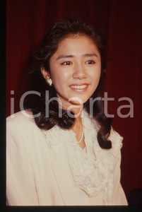 35mm vintage slide* 1989 CANNES Yoshiko TANAKA Festival del Cinema Ritratto (1)  Diapositiva d'epoca, in formato 35 mm. CONDIZIONI: GOOD  Tutti i diritti riservati.E' severamente vietata la riproduzione. ICharta mette in vendita, sul negozio eBay e in esclusiva sul sito "icharta" il proprio archivio composto da numerose diapositive e negativi fotografici d'epoca, tutti originali e autentici, che attraversano la storia del costume italiano tra gli la fine degli anni Sessanta e Novanta.Si tratta di uno sguardo inedito sull'attualit&agrave;, la politica, la vita quotidiana, il gossip e la cultura, che fotografa il cambiamento della nazione in quest'ultimo scorcio del XX secolo. Un'occasione unica per il mercato del collezionismo, che vede finalmente disponibile un archivio eccezionale per vastit&agrave;, tematiche e condizioni, in un settore (il negativo fotografico e la diapositiva) di assoluta novit&agrave; e dalle interessanti prospettive di investimento.  originale e autentica 1