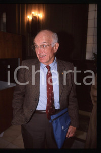 35mm vintage slide* 1997 MILANO Joseph MURRAY al convegno "DIECI NOBEL" (4)  Diapositiva d'epoca, in formato 35 mm.La diapositiva illustra Joseph Murray presente al convegno "Dieci Nobel per il Futuro", svoltosi nel dicembre 1997 a Milano, presso il Centro congressi Fondazione Cariplo. CONDIZIONI: GOOD  Tutti i diritti riservati.E' severamente vietata la riproduzione. ICharta mette in vendita, sul negozio eBay e in esclusiva sul sito "icharta" il proprio archivio composto da numerose diapositive e negativi fotografici d'epoca, tutti originali e autentici, che attraversano la storia del costume italiano tra gli la fine degli anni Sessanta e Novanta.Si tratta di uno sguardo inedito sull'attualit&agrave;, la politica, la vita quotidiana, il gossip e la cultura, che fotografa il cambiamento della nazione in quest'ultimo scorcio del XX secolo. Un'occasione unica per il mercato del collezionismo, che vede finalmente disponibile un archivio eccezionale per vastit&agrave;, tematiche e condizioni, in un settore (il negativo fotografico e la diapositiva) di assoluta novit&agrave; e dalle interessanti prospettive di investimento.  originale e autentica 1