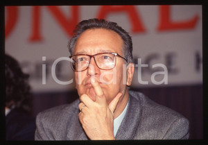 35mm vintage slide* 1990 ca POLITICA Paolo BABBINI Ritratto deputato PSI (4)  Diapositiva d'epoca, in formato 35 mm.CONDIZIONI: GOOD Tutti i diritti riservati.E' severamente vietata la riproduzione. ICharta mette in vendita, sul negozio eBay e in esclusiva sul sito "icharta" il proprio archivio composto da numerose diapositive e negativi fotografici d'epoca, tutti originali e autentici, che attraversano la storia del costume italiano tra gli la fine degli anni Sessanta e Novanta.Si tratta di uno sguardo inedito sull'attualit&agrave;, la politica, la vita quotidiana, il gossip e la cultura, che fotografa il cambiamento della nazione in quest'ultimo scorcio del XX secolo. Un'occasione unica per il mercato del collezionismo, che vede finalmente disponibile un archivio eccezionale per vastit&agrave;, tematiche e condizioni, in un settore (il negativo fotografico e la diapositiva) di assoluta novit&agrave; e dalle interessanti prospettive di investimento.  originale e autentica 1