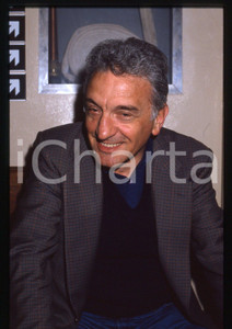 35mm vintage slide* 1985 ca COSTUME Marco NOZZA Ritratto del giornalista (1)  Diapositiva d'epoca, in formato 35 mm. CONDIZIONI: GOOD (lieve segno superficiale nella parte destra) Tutti i diritti riservati.E' severamente vietata la riproduzione. ICharta mette in vendita, sul negozio eBay e in esclusiva sul sito "icharta" il proprio archivio composto da numerose diapositive e negativi fotografici d'epoca, tutti originali e autentici, che attraversano la storia del costume italiano tra gli la fine degli anni Sessanta e Novanta.Si tratta di uno sguardo inedito sull'attualit&agrave;, la politica, la vita quotidiana, il gossip e la cultura, che fotografa il cambiamento della nazione in quest'ultimo scorcio del XX secolo. Un'occasione unica per il mercato del collezionismo, che vede finalmente disponibile un archivio eccezionale per vastit&agrave;, tematiche e condizioni, in un settore (il negativo fotografico e la diapositiva) di assoluta novit&agrave; e dalle interessanti prospettive di investimento.  originale e autentica 1