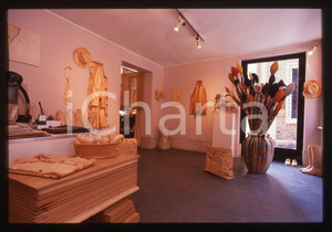 35mm vintage slide* 1990 ca VENEZIA - La bottega di Livio DE MARCHI (1)  Diapositiva d'epoca, in formato 35 mm. CONDIZIONI: GOOD  Tutti i diritti riservati.E' severamente vietata la riproduzione. ICharta mette in vendita, sul negozio eBay e in esclusiva sul sito "icharta" il proprio archivio composto da numerose diapositive e negativi fotografici d'epoca, tutti originali e autentici, che attraversano la storia del costume italiano tra gli la fine degli anni Sessanta e Novanta.Si tratta di uno sguardo inedito sull'attualit&agrave;, la politica, la vita quotidiana, il gossip e la cultura, che fotografa il cambiamento della nazione in quest'ultimo scorcio del XX secolo. Un'occasione unica per il mercato del collezionismo, che vede finalmente disponibile un archivio eccezionale per vastit&agrave;, tematiche e condizioni, in un settore (il negativo fotografico e la diapositiva) di assoluta novit&agrave; e dalle interessanti prospettive di investimento.  originale e autentica 1