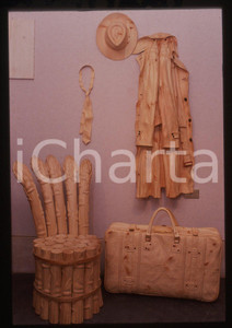 35mm vintage slide* 1990 ca VENEZIA La bottega Livio DE MARCHI - Impermeabile 1  Diapositiva d'epoca, in formato 35 mm.Nella diapositiva compare l'opera "Impermeabile". CONDIZIONI: GOOD  Tutti i diritti riservati.E' severamente vietata la riproduzione. ICharta mette in vendita, sul negozio eBay e in esclusiva sul sito "icharta" il proprio archivio composto da numerose diapositive e negativi fotografici d'epoca, tutti originali e autentici, che attraversano la storia del costume italiano tra gli la fine degli anni Sessanta e Novanta.Si tratta di uno sguardo inedito sull'attualit&agrave;, la politica, la vita quotidiana, il gossip e la cultura, che fotografa il cambiamento della nazione in quest'ultimo scorcio del XX secolo. Un'occasione unica per il mercato del collezionismo, che vede finalmente disponibile un archivio eccezionale per vastit&agrave;, tematiche e condizioni, in un settore (il negativo fotografico e la diapositiva) di assoluta novit&agrave; e dalle interessanti prospettive di investimento.  originale e autentica 1