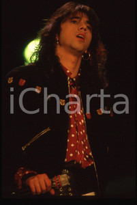 35mm vintage slide* 1988 FESTIVAL DI SANREMO Miki PORRU Ritratto del cantante 6  Diapositiva d'epoca, in formato 35 mm. CONDIZIONI: GOOD  Tutti i diritti riservati.E' severamente vietata la riproduzione. ICharta mette in vendita, sul negozio eBay e in esclusiva sul sito "icharta" il proprio archivio composto da numerose diapositive e negativi fotografici d'epoca, tutti originali e autentici, che attraversano la storia del costume italiano tra gli la fine degli anni Sessanta e Novanta.Si tratta di uno sguardo inedito sull'attualit&agrave;, la politica, la vita quotidiana, il gossip e la cultura, che fotografa il cambiamento della nazione in quest'ultimo scorcio del XX secolo. Un'occasione unica per il mercato del collezionismo, che vede finalmente disponibile un archivio eccezionale per vastit&agrave;, tematiche e condizioni, in un settore (il negativo fotografico e la diapositiva) di assoluta novit&agrave; e dalle interessanti prospettive di investimento.  originale e autentica 1