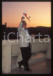 35mm vintage slide* 1997 CANNES Yusuf SHAHIN premiato al FESTIVAL DEL CINEMA (1)  Diapositiva d'epoca, in formato 35 mm.Nella diapositiva compare il regista egiziano Yusuf Shahin, insignito del Premio del Cinquantesimo Anniversario al Festival del Cinema di Cannes, nel 1997. CONDIZIONI: GOOD Tutti i diritti riservati.E' severamente vietata la riproduzione. ICharta mette in vendita, sul negozio eBay e in esclusiva sul sito "icharta" il proprio archivio composto da numerose diapositive e negativi fotografici d'epoca, tutti originali e autentici, che attraversano la storia del costume italiano tra gli la fine degli anni Sessanta e Novanta.Si tratta di uno sguardo inedito sull'attualit&agrave;, la politica, la vita quotidiana, il gossip e la cultura, che fotografa il cambiamento della nazione in quest'ultimo scorcio del XX secolo. Un'occasione unica per il mercato del collezionismo, che vede finalmente disponibile un archivio eccezionale per vastit&agrave;, tematiche e condizioni, in un settore (il negativo fotografico e la diapositiva) di assoluta novit&agrave; e dalle interessanti prospettive di investimento.  originale e autentica 1