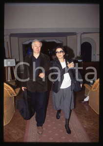 1990 LIDO DI VENEZIA Anouk Aimée all'Hotel Excelsior (1) 35mm vintage slide  Diapositiva originale d'epoca, in formato 35 mm. Tutti i diritti riservati.E' severamente vietata la riproduzione. ICharta mette in vendita, sul negozio eBay e in esclusiva sul sito "icharta" il proprio archivio composto da numerose diapositive e negativi fotografici d'epoca, tutti originali e autentici, che attraversano la storia del costume italiano tra gli la fine degli anni Sessanta e Novanta.Si tratta di uno sguardo inedito sull'attualità, la politica, la vita quotidiana, il gossip e la cultura, che fotografa il cambiamento della nazione in quest'ultimo scorcio del XX secolo. Un'occasione unica per il mercato del collezionismo, che vede finalmente disponibile un archivio eccezionale per vastità, tematiche e condizioni, in un settore (il negativo fotografico e la diapositiva) di assoluta novità e dalle interessanti prospettive di investimento. CONDIZIONI:FAIR/discretoFORMATO: 35mm originale e autentica 1