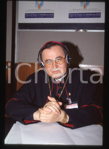 35mm vintage slide* 1993 MILANO Arcivescovo Vinko Puljić Meeting per la pace 2  Diapositiva d'epoca, in formato 35 mm. Nella diapositiva compare l'arcivescovo di Sarajevo Vinko Puljić ospite del VII Meeting Internazionale Interreligioso per la Pace dal titolo "Terra degli uomini, invocazioni a Dio", organizzato dalla Comunità di Sant'Egidio e svoltosi tra il 19 e il 22 settembre 1993 a Milano. Tutti i diritti riservati.E' severamente vietata la riproduzione. ICharta mette in vendita, sul negozio eBay e in esclusiva sul sito "icharta" il proprio archivio composto da numerose diapositive e negativi fotografici d'epoca, tutti originali e autentici, che attraversano la storia del costume italiano tra gli la fine degli anni Sessanta e Novanta.Si tratta di uno sguardo inedito sull'attualità, la politica, la vita quotidiana, il gossip e la cultura, che fotografa il cambiamento della nazione in quest'ultimo scorcio del XX secolo. Un'occasione unica per il mercato del collezionismo, che vede finalmente disponibile un archivio eccezionale per vastità, tematiche e condizioni, in un settore (il negativo fotografico e la diapositiva) di assoluta novità e dalle interessanti prospettive di investimento. CONDIZIONI:FAIR/discretoFORMATO: 35mm originale e autentica 1