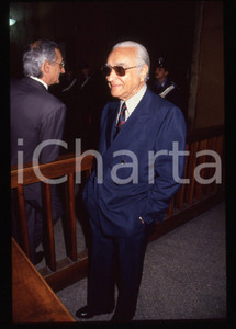 35mm vintage slide* 1992 MILANO Umberto ORTOLANI Processo BANCO AMBROSIANO (26)  Diapositiva d'epoca, in formato 35 mm.Nella diapositiva compare il finanziere Umberto Ortolani, in occasione di una seduta del processo per il crack del Banco Ambrosiano, tenutasi presso il Tribunale di Milano nell'aprile 1992.CONDIZIONI: GOODTutti i diritti riservati.E' severamente vietata la riproduzione. ICharta mette in vendita, sul negozio eBay e in esclusiva sul sito "icharta" il proprio archivio composto da numerose diapositive e negativi fotografici d'epoca, tutti originali e autentici, che attraversano la storia del costume italiano tra gli la fine degli anni Sessanta e Novanta.Si tratta di uno sguardo inedito sull'attualit&agrave;, la politica, la vita quotidiana, il gossip e la cultura, che fotografa il cambiamento della nazione in quest'ultimo scorcio del XX secolo. Un'occasione unica per il mercato del collezionismo, che vede finalmente disponibile un archivio eccezionale per vastit&agrave;, tematiche e condizioni, in un settore (il negativo fotografico e la diapositiva) di assoluta novit&agrave; e dalle interessanti prospettive di investimento. GOOD/buono   originale e autentica 1