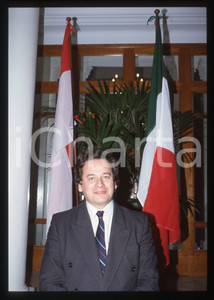 35mm vintage slide* 1991 ROMA Dariusz LEDWOROWSKI Ritratto ministro polacco (3)  Diapositiva d'epoca, in formato 35 mm.Nella diapositiva compare il ministro polacco per la Cooperazione Economica con i Paesi Stranieri, Dariusz Ledworowski, in occasione degli accordi commerciali con il ministro italiano per il Commercio Estero Vito Lattanzio, avvenuti a Roma nel novembre 1991. CONDIZIONI: GOOD Tutti i diritti riservati.E' severamente vietata la riproduzione. ICharta mette in vendita, sul negozio eBay e in esclusiva sul sito "icharta" il proprio archivio composto da numerose diapositive e negativi fotografici d'epoca, tutti originali e autentici, che attraversano la storia del costume italiano tra gli la fine degli anni Sessanta e Novanta.Si tratta di uno sguardo inedito sull'attualit&agrave;, la politica, la vita quotidiana, il gossip e la cultura, che fotografa il cambiamento della nazione in quest'ultimo scorcio del XX secolo. Un'occasione unica per il mercato del collezionismo, che vede finalmente disponibile un archivio eccezionale per vastit&agrave;, tematiche e condizioni, in un settore (il negativo fotografico e la diapositiva) di assoluta novit&agrave; e dalle interessanti prospettive di investimento.New layer...  originale e autentica 1
