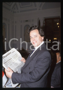 35mm vintage slide* 1991 ROMA Dariusz LEDWOROWSKI Ritratto ministro polacco (1)  Diapositiva d'epoca, in formato 35 mm.Nella diapositiva compare il ministro polacco per la Cooperazione Economica con i Paesi Stranieri, Dariusz Ledworowski - qui con una copia de "La Repubblica" - in occasione degli accordi commerciali con il ministro italiano per il Commercio Estero Vito Lattanzio, avvenuti a Roma nel novembre 1991. CONDIZIONI: GOOD (lieve segno superficiale nella parte centrale) Tutti i diritti riservati.E' severamente vietata la riproduzione. ICharta mette in vendita, sul negozio eBay e in esclusiva sul sito "icharta" il proprio archivio composto da numerose diapositive e negativi fotografici d'epoca, tutti originali e autentici, che attraversano la storia del costume italiano tra gli la fine degli anni Sessanta e Novanta.Si tratta di uno sguardo inedito sull'attualit&agrave;, la politica, la vita quotidiana, il gossip e la cultura, che fotografa il cambiamento della nazione in quest'ultimo scorcio del XX secolo. Un'occasione unica per il mercato del collezionismo, che vede finalmente disponibile un archivio eccezionale per vastit&agrave;, tematiche e condizioni, in un settore (il negativo fotografico e la diapositiva) di assoluta novit&agrave; e dalle interessanti prospettive di investimento.New layer...  originale e autentica 1