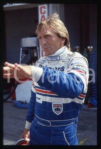 35mm vintage slide* 1985 1000 KM MONZA Derek BELL Team ROTHMANS - Ritratto (8)  Diapositiva d'epoca, in formato 35 mm.CONDIZIONI: GOODTutti i diritti riservati.E' severamente vietata la riproduzione. ICharta mette in vendita, sul negozio eBay e in esclusiva sul sito "icharta" il proprio archivio composto da numerose diapositive e negativi fotografici d'epoca, tutti originali e autentici, che attraversano la storia del costume italiano tra gli la fine degli anni Sessanta e Novanta.Si tratta di uno sguardo inedito sull'attualit&agrave;, la politica, la vita quotidiana, il gossip e la cultura, che fotografa il cambiamento della nazione in quest'ultimo scorcio del XX secolo. Un'occasione unica per il mercato del collezionismo, che vede finalmente disponibile un archivio eccezionale per vastit&agrave;, tematiche e condizioni, in un settore (il negativo fotografico e la diapositiva) di assoluta novit&agrave; e dalle interessanti prospettive di investimento.  originale e autentica 1