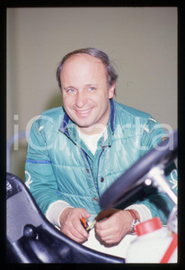 35mm vintage slide* 1988 AIRC Teo FABI Gara beneficenza con go-kart - Ritratto Diapositiva d'epoca, in formato 35 mm.CONDIZIONI: GOODTutti i diritti riservati.E' severamente vietata la riproduzione. ICharta mette in vendita, sul negozio eBay e in esclusiva sul sito "icharta" il proprio archivio composto da numerose diapositive e negativi fotografici d'epoca, tutti originali e autentici, che attraversano la storia del costume italiano tra gli la fine degli anni Sessanta e Novanta.Si tratta di uno sguardo inedito sull'attualit&agrave;, la politica, la vita quotidiana, il gossip e la cultura, che fotografa il cambiamento della nazione in quest'ultimo scorcio del XX secolo. Un'occasione unica per il mercato del collezionismo, che vede finalmente disponibile un archivio eccezionale per vastit&agrave;, tematiche e condizioni, in un settore (il negativo fotografico e la diapositiva) di assoluta novit&agrave; e dalle interessanti prospettive di investimento.  originale e autentica 1