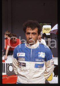 35mm vintage slide* 1984 GP MONZA F3 Claudio LANGES BARRON Racing - Ritratto Diapositiva d'epoca, in formato 35 mm.CONDIZIONI: GOODTutti i diritti riservati.E' severamente vietata la riproduzione. ICharta mette in vendita, sul negozio eBay e in esclusiva sul sito "icharta" il proprio archivio composto da numerose diapositive e negativi fotografici d'epoca, tutti originali e autentici, che attraversano la storia del costume italiano tra gli la fine degli anni Sessanta e Novanta.Si tratta di uno sguardo inedito sull'attualit&agrave;, la politica, la vita quotidiana, il gossip e la cultura, che fotografa il cambiamento della nazione in quest'ultimo scorcio del XX secolo. Un'occasione unica per il mercato del collezionismo, che vede finalmente disponibile un archivio eccezionale per vastit&agrave;, tematiche e condizioni, in un settore (il negativo fotografico e la diapositiva) di assoluta novit&agrave; e dalle interessanti prospettive di investimento.  originale e autentica 1