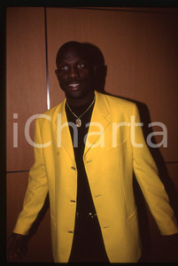 35mm vintage slide* 1995 ca CALCIO George WEAH AC MILAN Ritratto del calciatore Diapositiva d'epoca, in formato 35 mm.CONDIZIONI: GOODTutti i diritti riservatiE' severamente vietata la riproduzione. ICharta mette in vendita, sul negozio eBay e in esclusiva sul sito "icharta" il proprio archivio composto da numerose diapositive e negativi fotografici d'epoca, tutti originali e autentici, che attraversano la storia del costume italiano tra gli la fine degli anni Sessanta e Novanta.Si tratta di uno sguardo inedito sull'attualit&agrave;, la politica, la vita quotidiana, il gossip e la cultura, che fotografa il cambiamento della nazione in quest'ultimo scorcio del XX secolo. Un'occasione unica per il mercato del collezionismo, che vede finalmente disponibile un archivio eccezionale per vastit&agrave;, tematiche e condizioni, in un settore (il negativo fotografico e la diapositiva) di assoluta novit&agrave; e dalle interessanti prospettive di investimento.  originale e autentica 1
