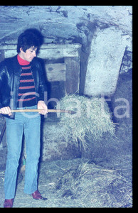 35mm vintage slide* 1970 ca GIOVO Francesco MOSER pulisce la stalla *CICLISMO 3