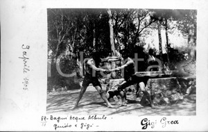 Fotografia d epoca originale 1905 ROMA Lotta simulata tra amici alle ACQUE ALBULE Fotocartolina 1