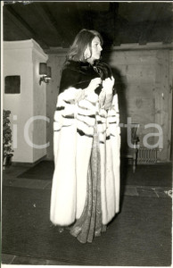 1970 ca COSTUME Principessa Soraya di Persia a un evento di gala (4) Foto 20x30