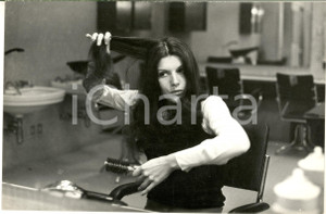 1970 ca COSTUME ITALIA Ritratto di Caterina CASELLI in camerino (1) - Foto 30x20
