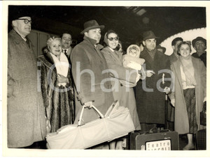 1955 LONDON Liverpool Station - Arrival of PICCOLI Marionnettes Company *Photo