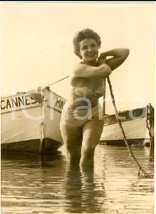 Fotografia d epoca originale 1956 Festival de CANNES  Ginette ROLLAND avec un bateau  Photo 13x18 cm 1