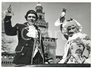 Fotografia d epoca originale 1955 MILANO  CARNEVALE Cecca e Meneghino salutano il corteo in Piazza Castello 1