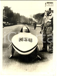Fotografia d epoca originale 1956 MONACO DI BAVIERA  Hermann Paul Müller nella “Flying Deckchair” 1