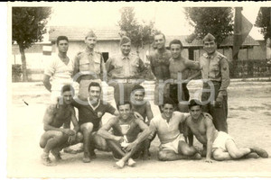 Fotografia d epoca originale 1947 MODENA Caserma Ottavo Campale  Ufficiali vincitori a calcio  Foto 14x9 1