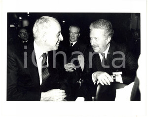 Fotografia d epoca originale 1985 ca MILANO  MONTEDISON Giorgio PORTA con Mario SCHIMBERNI  Foto 25x20 1