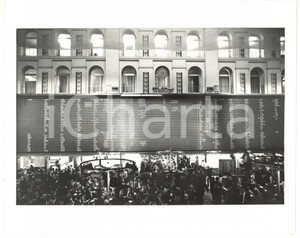 1987 MILANO Borsa Italiana - Broker sotto il tabellone (5) *Foto ARTISTICA 25x20